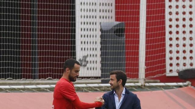 José Riestra, a la derecha, saluda a Perrin.  | ÁNGEL GONZÁLEZ