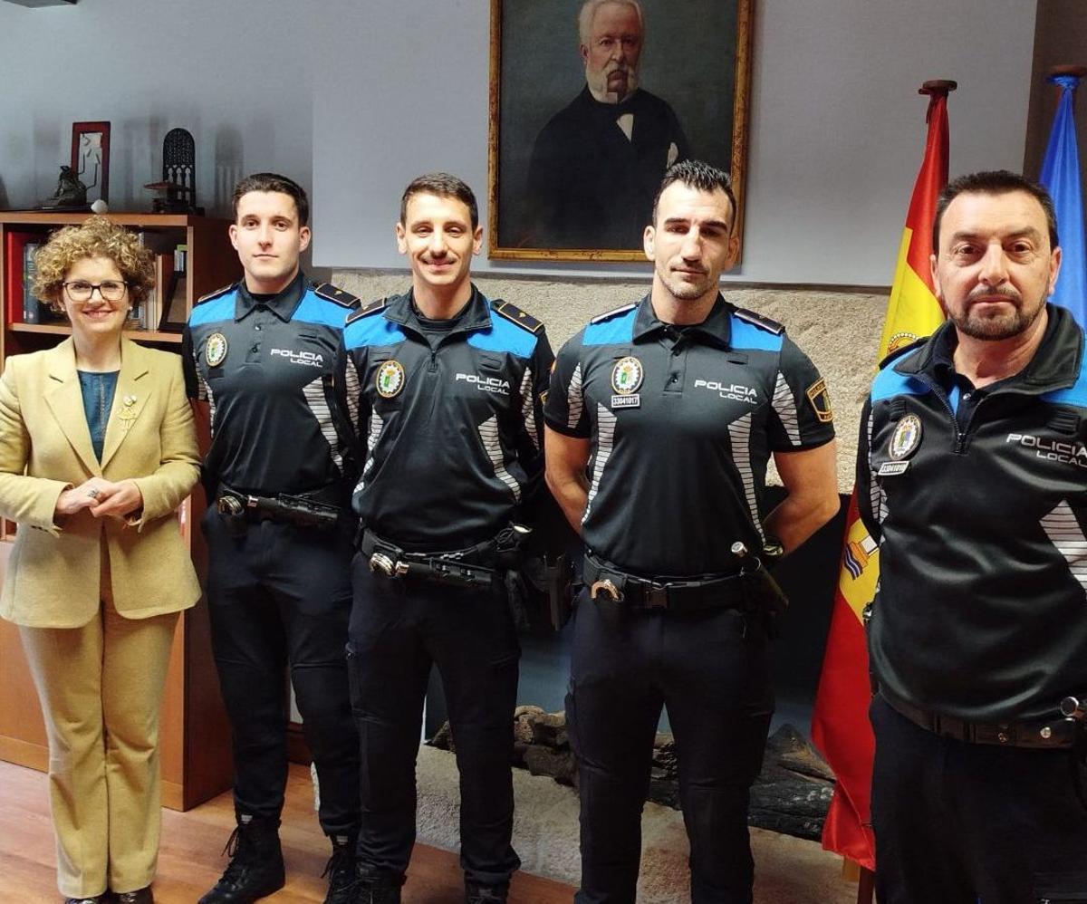 Un momento de la toma de posesión, en el Ayuntamiento de Navia.