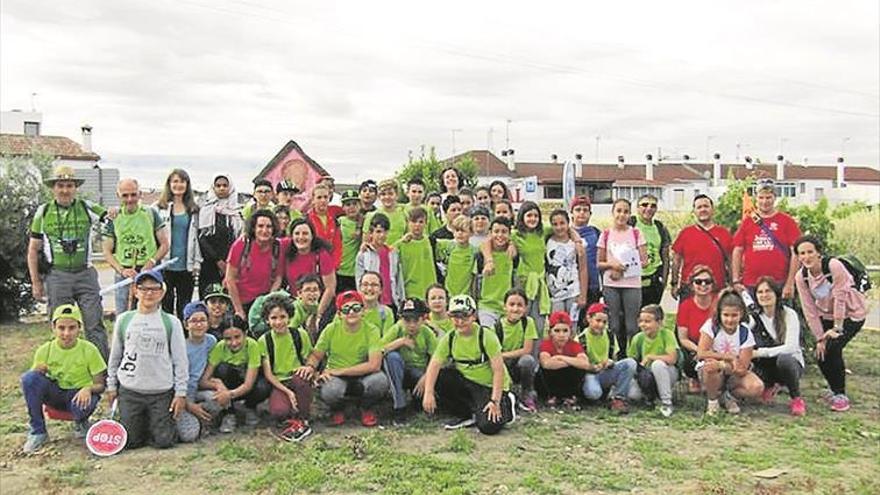 alumnos de cuarto a sexto de primaria del ceip antonio machado, de pedro abad, realizan la ruta de alcurrucén para conocer las especies del entorno