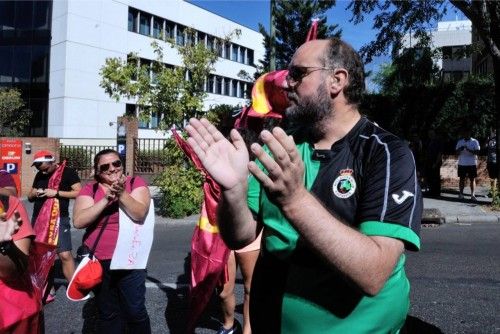 Los aficionados del Real Murcia se concentran ante la sede de la LFP