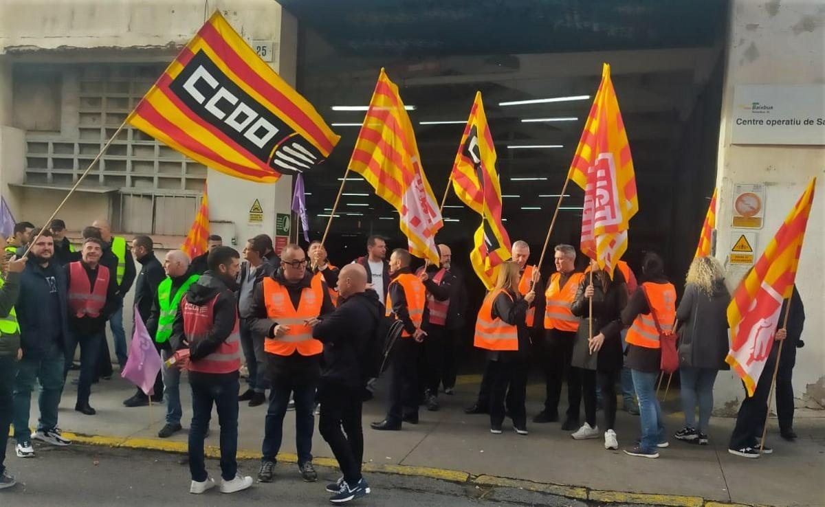 Trabajadores de Rosanbus de L'Hospitalet durante la primera jornada de paro parcial este jueves 24 de noviembre.