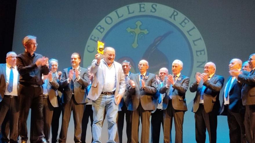 Un momento del pregón, a cargo de Enedina Suárez Laviana. Al lado, la entrega de la Cebolla de Oro al Coro San Andrés «Sergio Domingo».