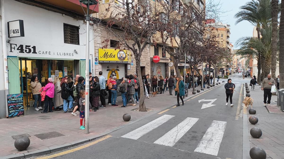 La cola para acceder a la presentación de "Comerás flores", el fenómeno literario de Lucía Solla, ocupaba toda la calle de acceso de la librería.