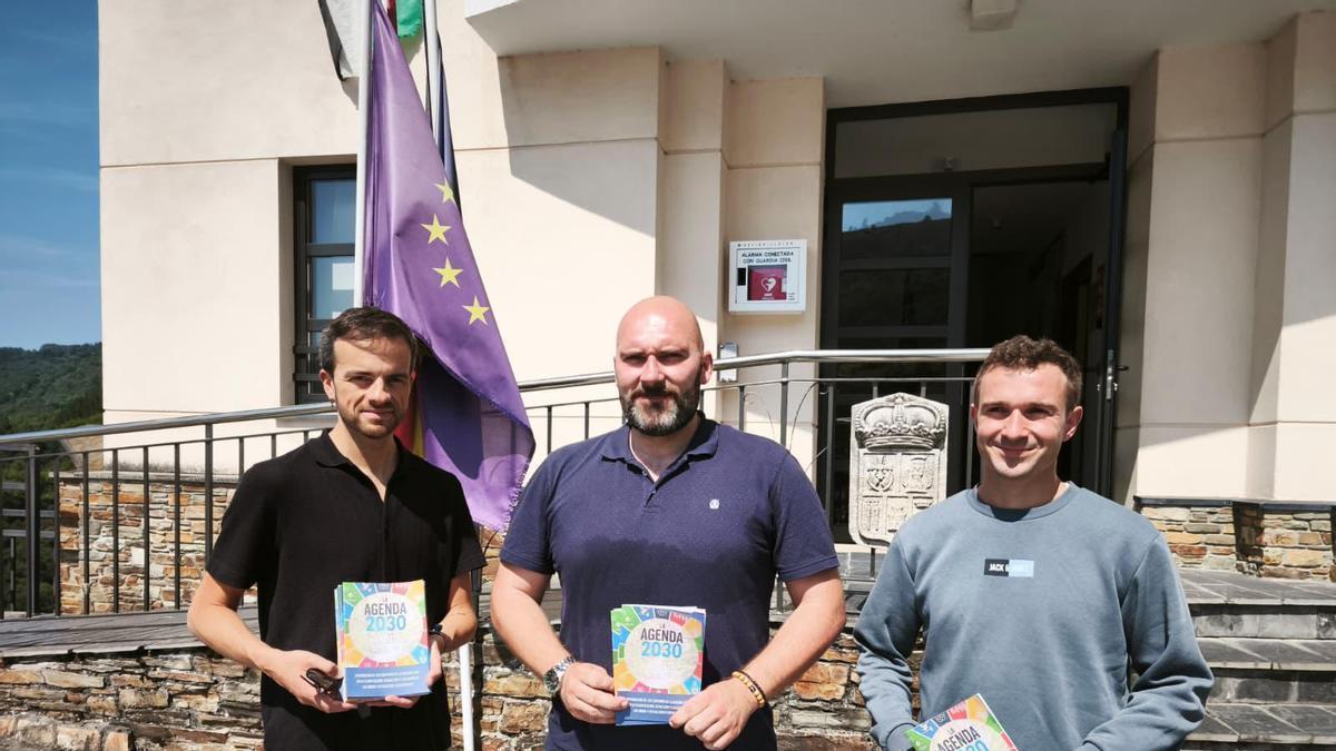 Juan Ponte, Francisco López y Antonio Varela, ingeniero de la consultora Xesteco, con la memoria de las actuaciones frente al consistorio santallés.