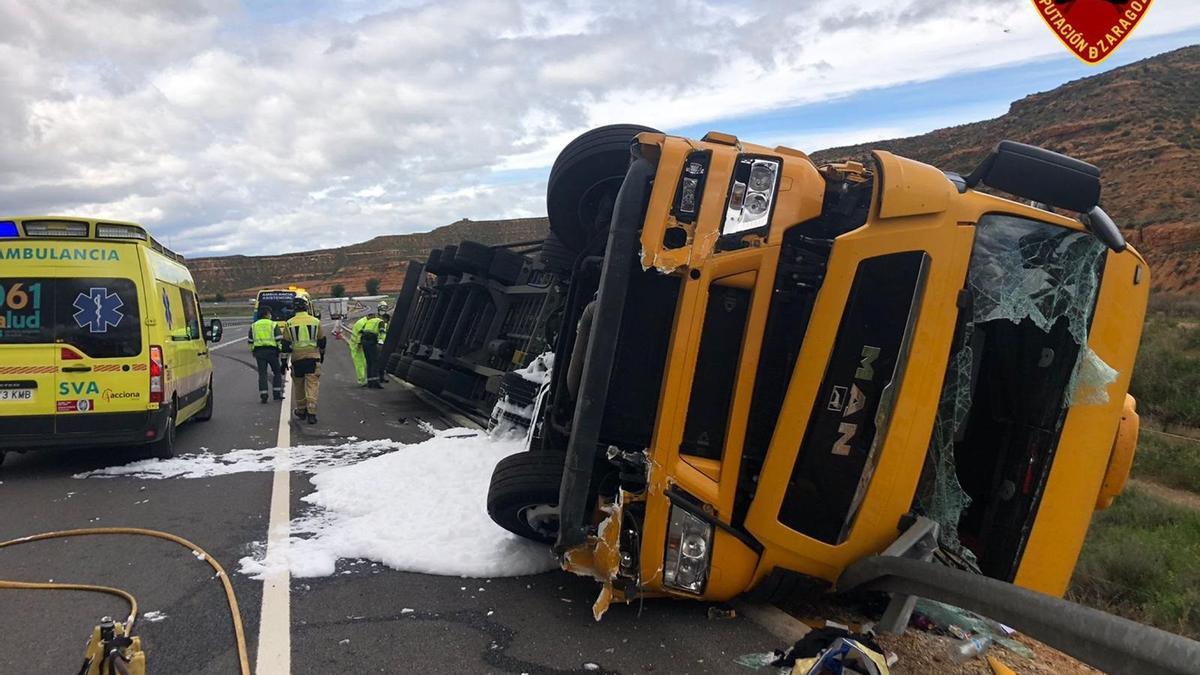 Herido un conductor tras salirse de la vía y volcar con el camión en la A-2, en Monreal de Ariza.