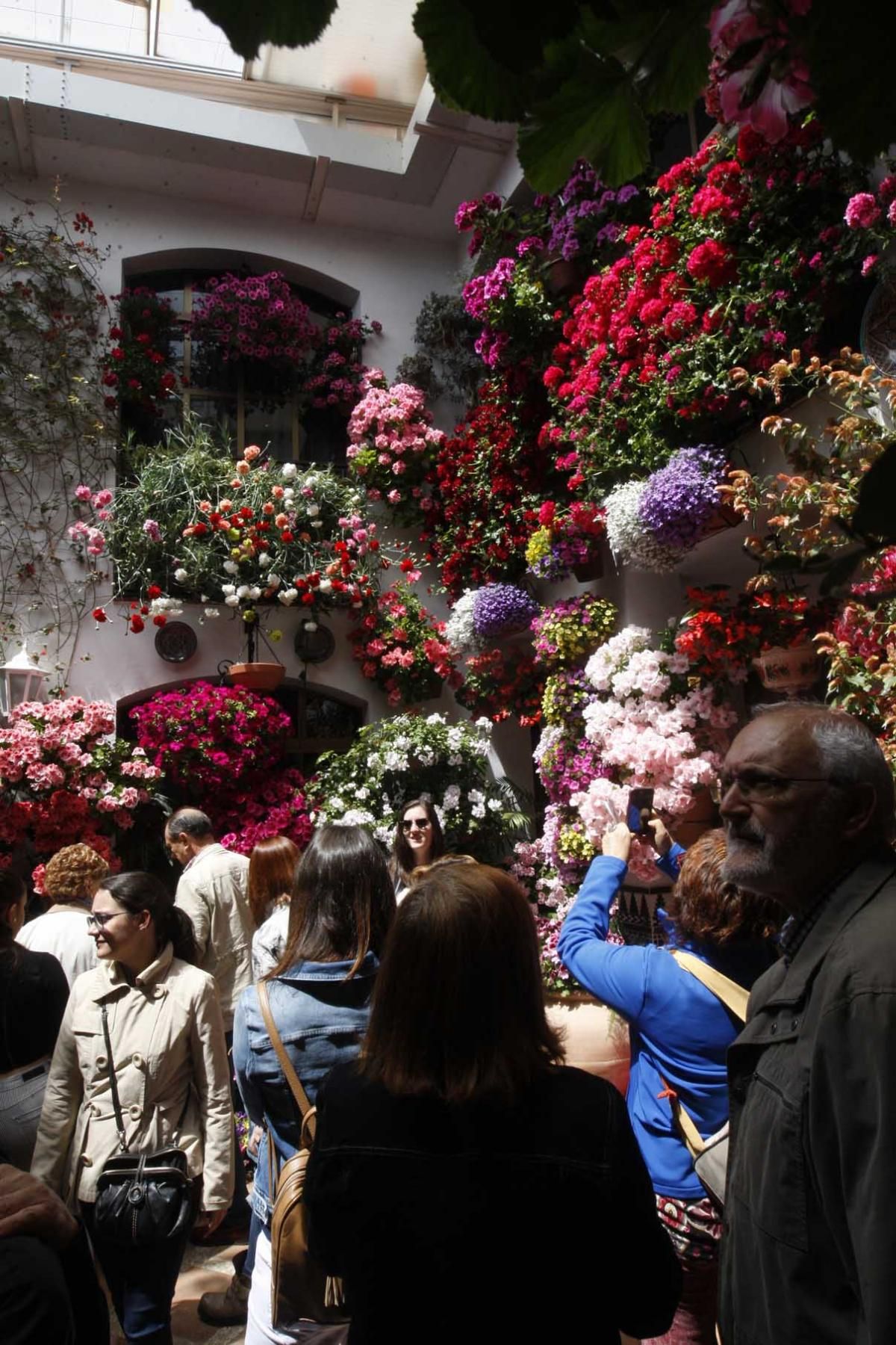 Colas y lluvia en el primer día de Fiesta de los Patios