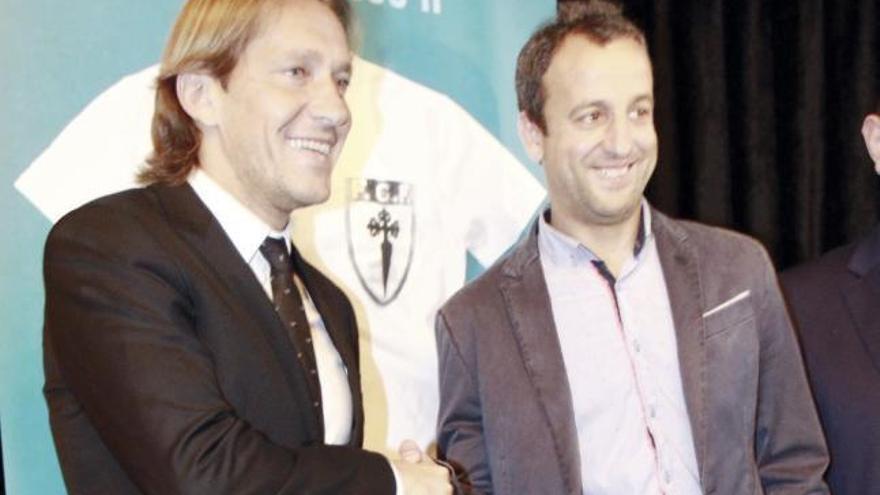 Míchel Salgado estrecha la mano de Fran González, ayer, en la presentación de A Irmandiña. // José Lores