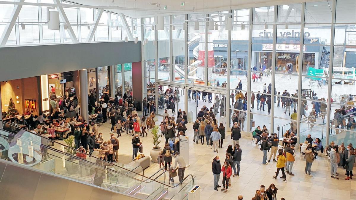 Interior del centro comercial Vialia, en Vigo. |   // MARTA G. BREA