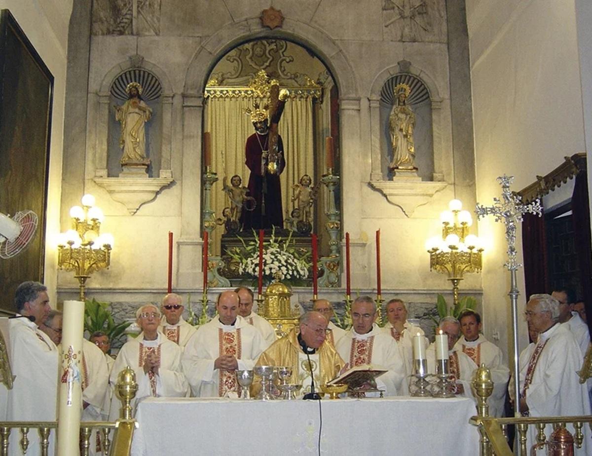El sacerdote José Joaquín Cobos, en el centro, en una imagen de la página oficial de la Diócesis de Córdoba.