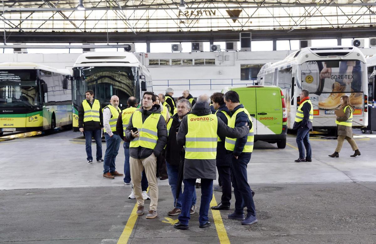 Empresarios visitan Vitrasa por el nuevo contrato del autobús urbano