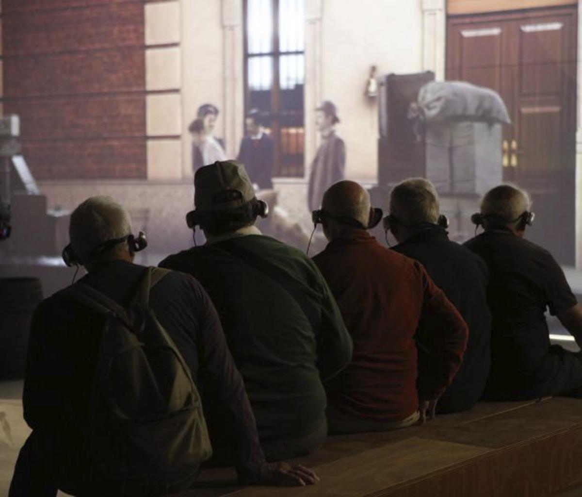 Einspielungen lassen die Geschichte aufleben. |