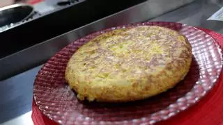 Este es el truco del chef José Andrés para darle la vuelta a la tortilla: la forma más fácil de hacerlo