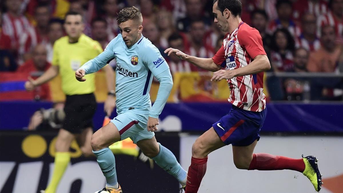 Deulofeu supera a Godín el pasado sábado en el Wanda Metropolitano.