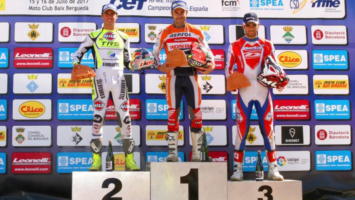 Toni Bou, flanqueado por Adam Raga y Jorge Casales