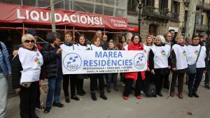 Manifestantes concentrados contra el cierre de la residencia Tàber, en Barcelona.