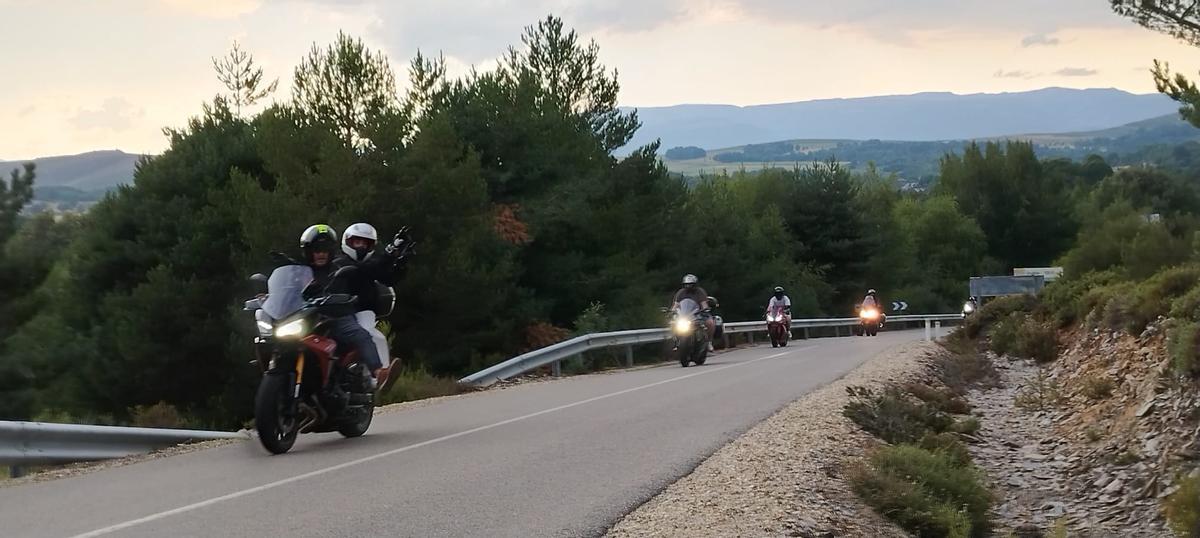 Entre lluvia y motos clásicas: así arranca la concentración internacional del Lago de Sanabria