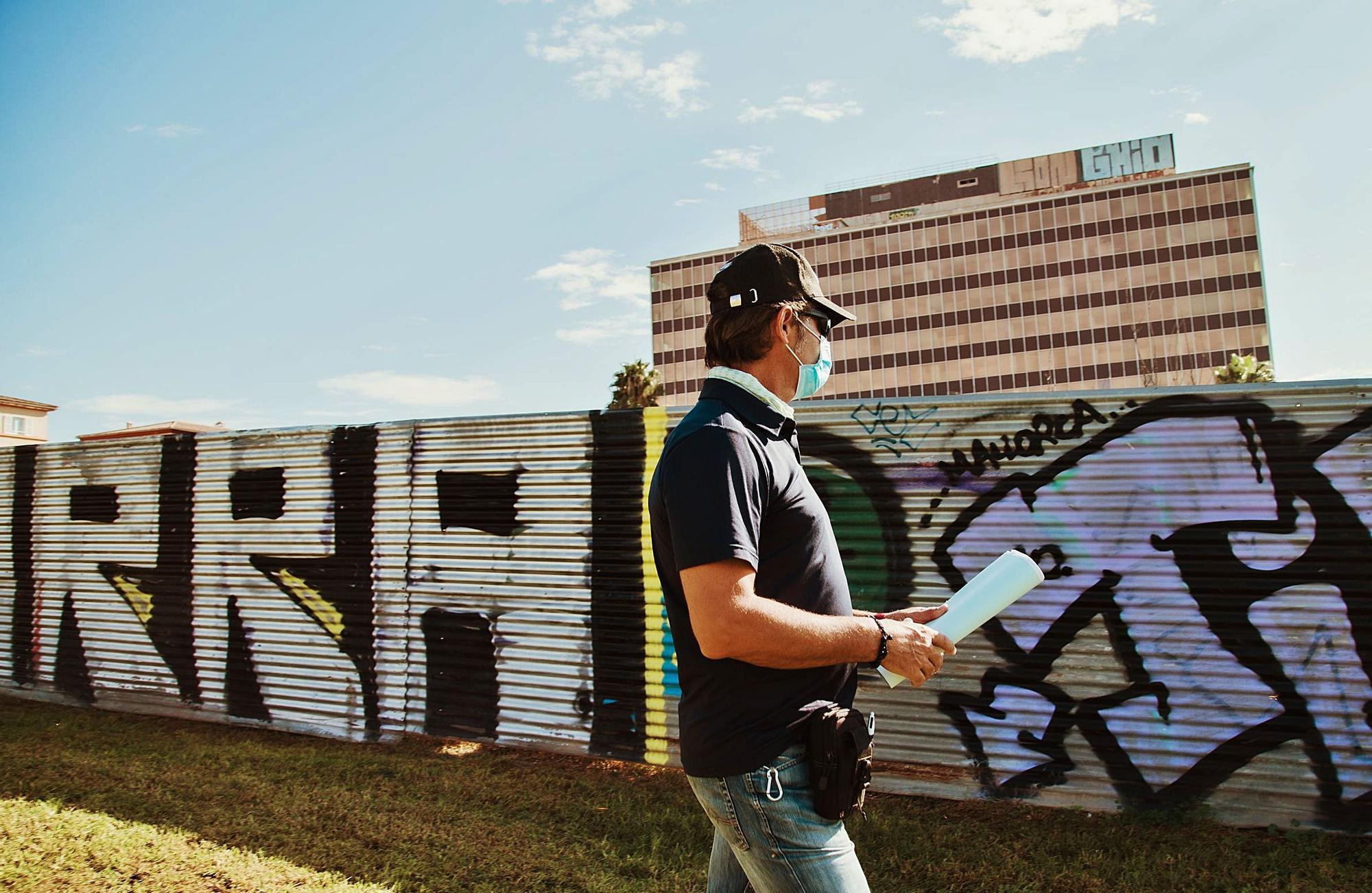 Este policía inspecciona y documenta los grafitis en Gesa. 