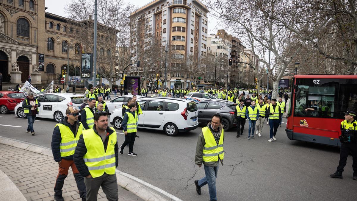 En imágenes | Los protestas agrícolas vuelven a las puertas de La Aljafería