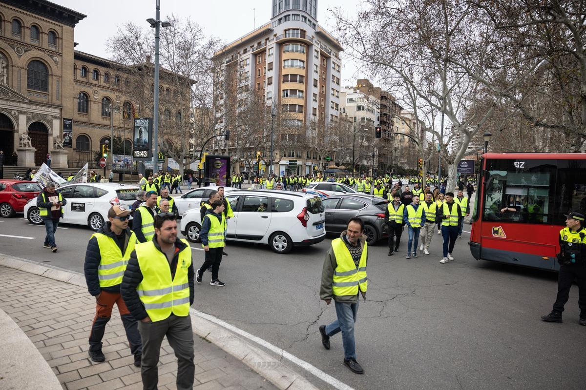 En imágenes | Los protestas agrícolas vuelven a las puertas de La Aljafería