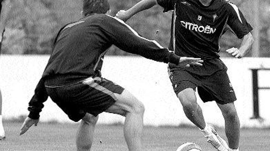 Dani Abalo encara a Jonathan Vila durante un entrenamiento con el primer equipo en A Madroa. / José Lores