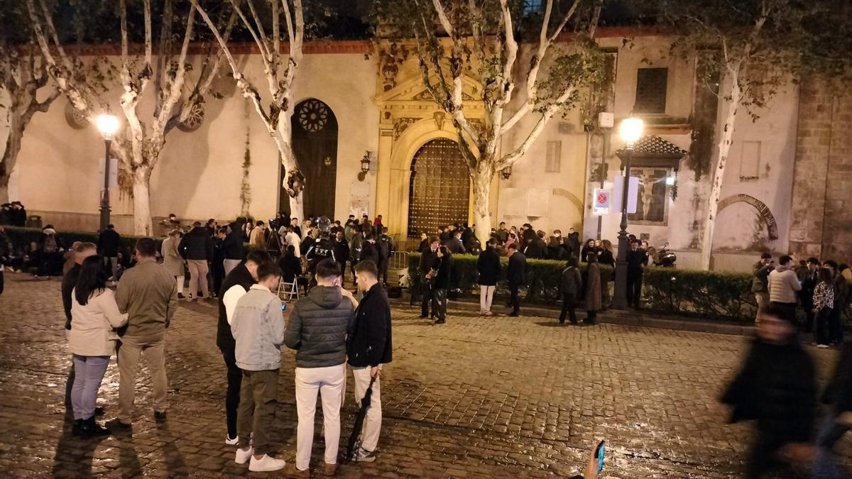 Expectación a las puertas de la Magdalena sin saber aún si sale o no El Calvario