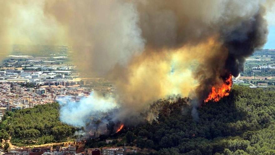 Un incendi forestal a Gavà obliga a confinar 6.000 persones