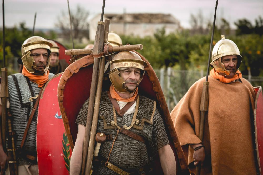 Veinte personas con trajes de romano recorren el Camí del Peix