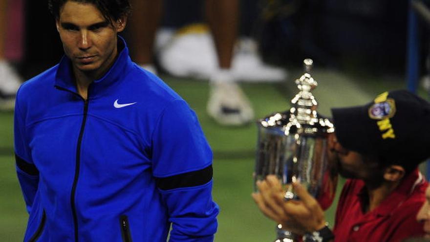 Novak Djokovic besa el trofeo de campeón después de vencer a Rafael Nadal.