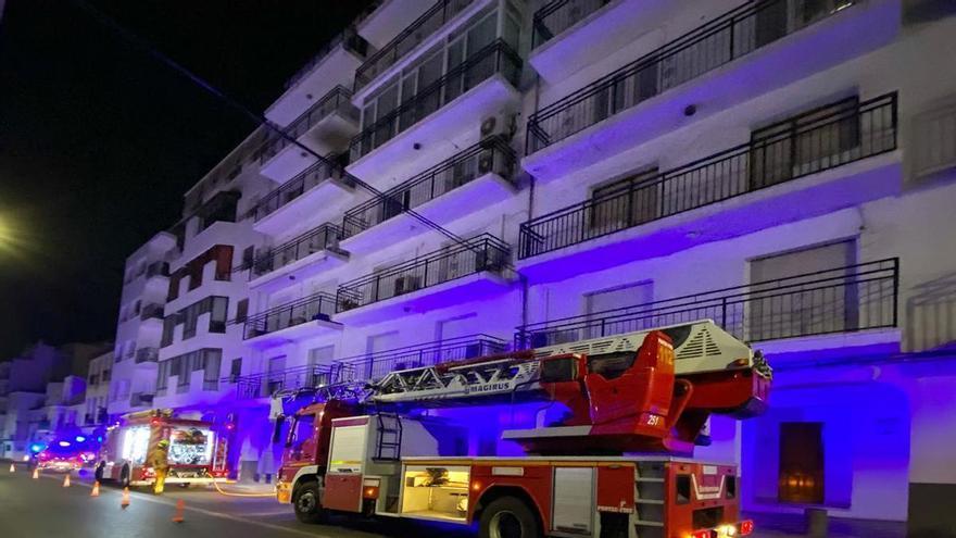 Un incendio en Altea desaloja a 12 vecinos, uno de ellos en estado grave tras sufrir una parada cardiorrespiratoria