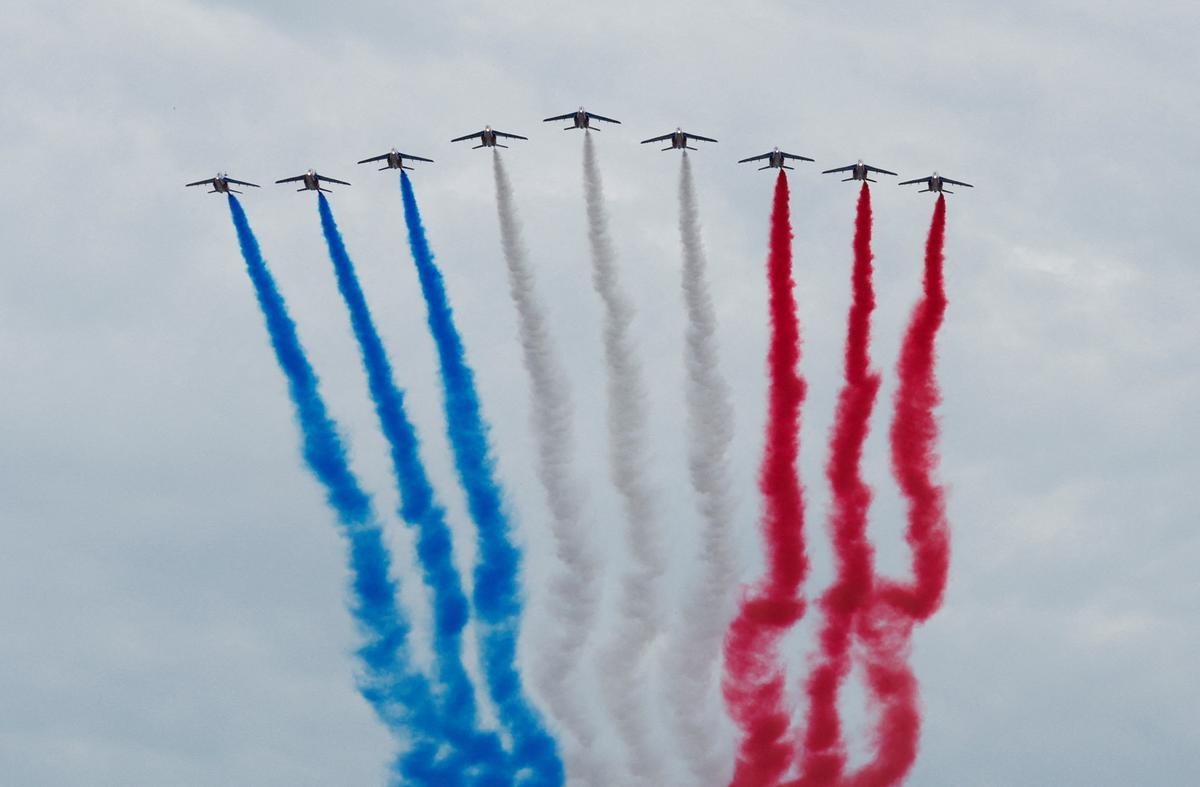 París celebra por todo alto el aniversario de la toma de la Bastilla.