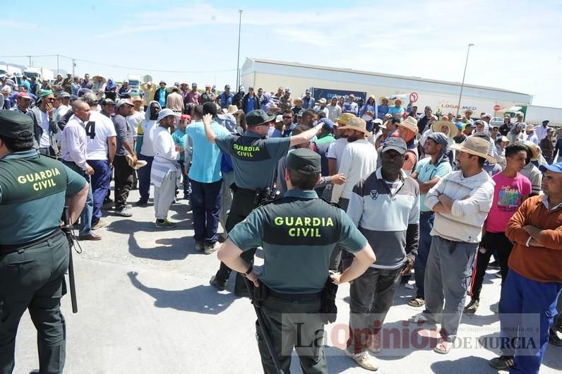 Protesta hortofrutícola en una empresa de El Raal