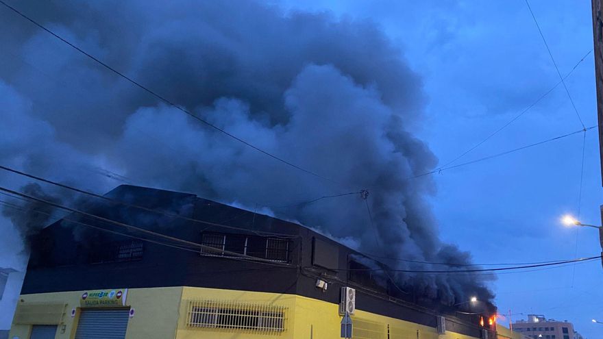 Alarma en el centro de Albatera por el incendio del aparcamiento de un supermercado y un gimnasio