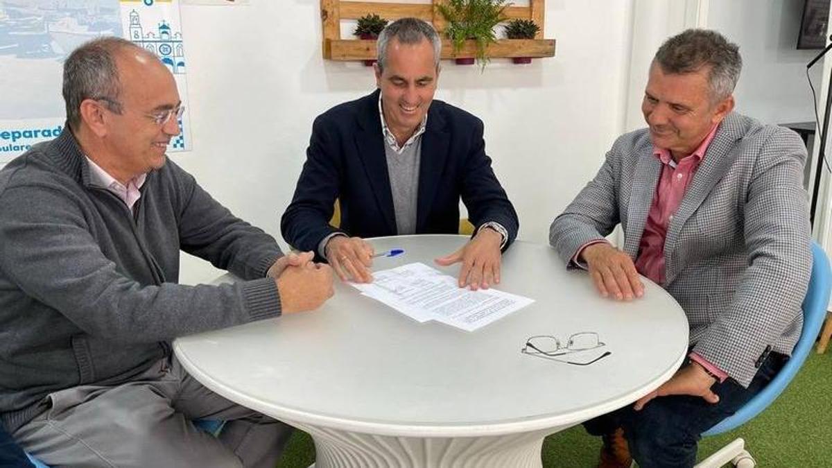 Manuel Hernández, Miguel Jorge Blanco y Vicente Araña, en la firma de la alianza electoral en Santa Lucía