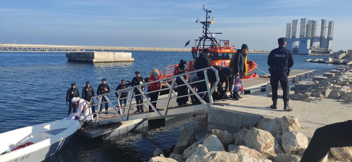 Momento del desembarco de los inmigrantes esta mañana en el Puerto