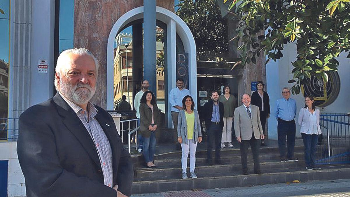 José Fabián Cámara (en primer plano), junto al resto de personas que componen el equipo de trabajo de Down Córdoba en las puertas de la sede de la asociación.