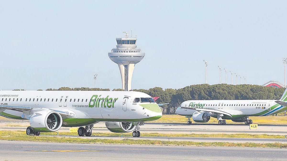 Aviones Embraer que realizaron los vuelos inaugurales desde Gran Canaria y Tenerife, tras su aterrizaje en Madrid. lp/dlp