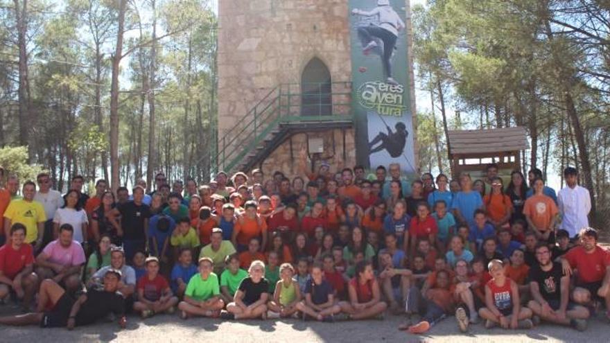 Los ediles Borrell y Ushiña, en Alarcón con los integrantes del Movimiento Juvenil de Santa María de Ontinyent.