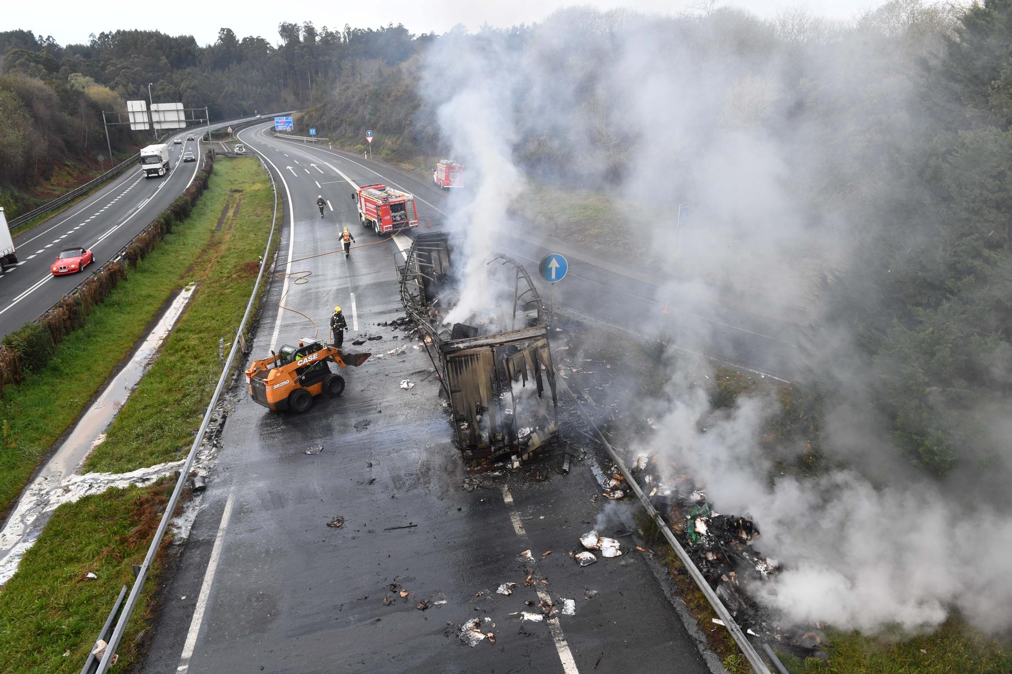 Un camión se incendia en la A-6 a la altura de Requián, en Betanzos