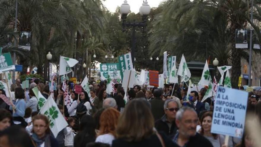 Padres de alumnos en la primera protesta en Alicante contra el plurilingüismo de Marzà la semana pasada.