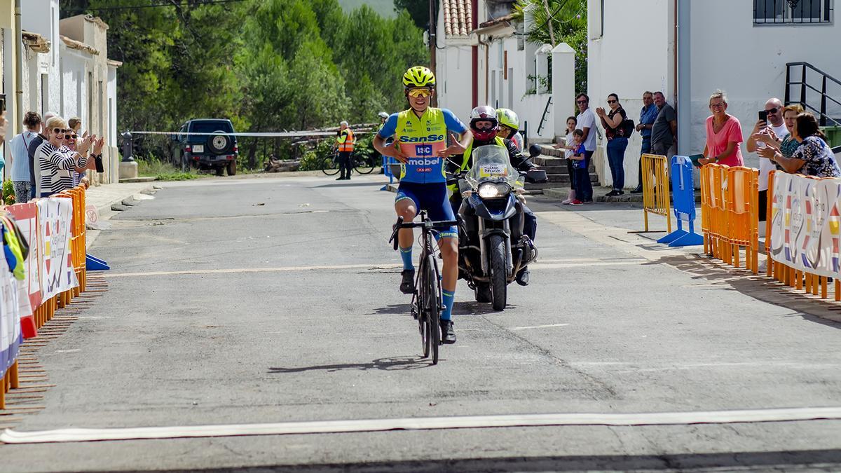 Pablo Torres fue el gran triunfador en la &quot;I Volta Alto Turia - Gran Premio Ayuntamiento de Benagéber&quot;.