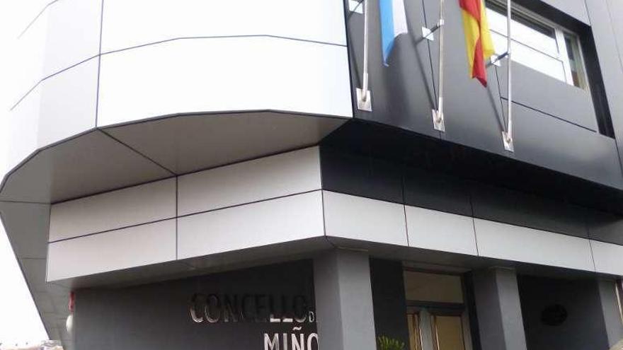 Bandera europea, retirada, ayer en la fachada del Concello de Miño.