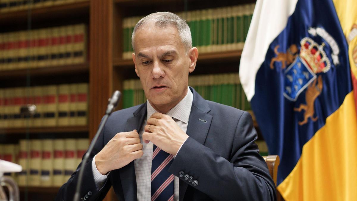 César Toledo en la Comisión de Control de RTVC, este lunes en el Parlamento canario.