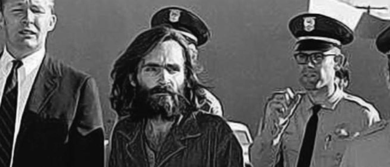 Charles Manson, en el centro, tras su detención.