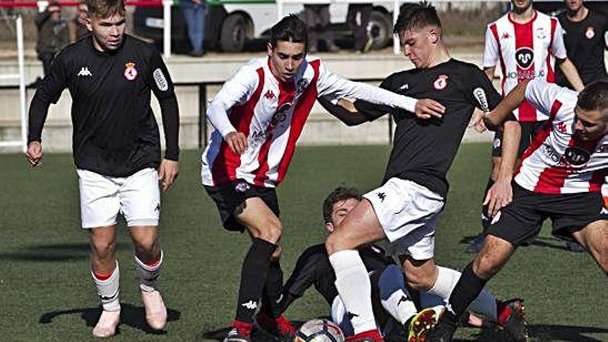 Un jugador del Zamora CF roba el esférico a un rival.