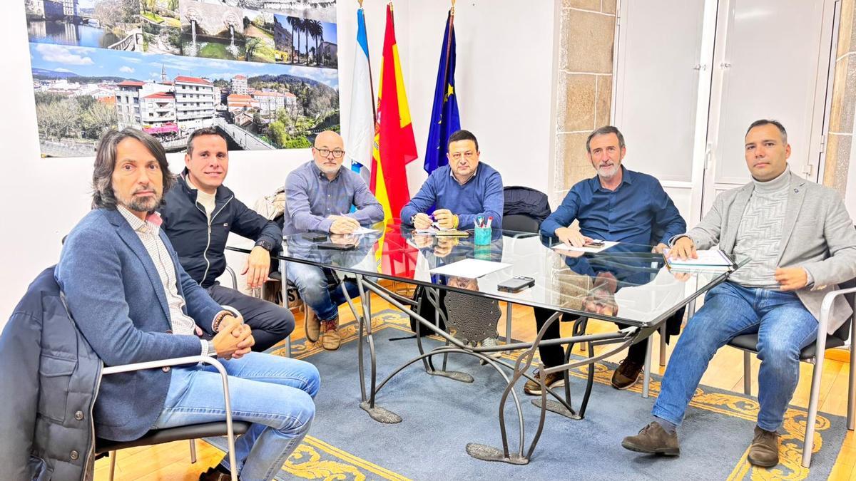 Representantes municipales que asistieron a la reunión