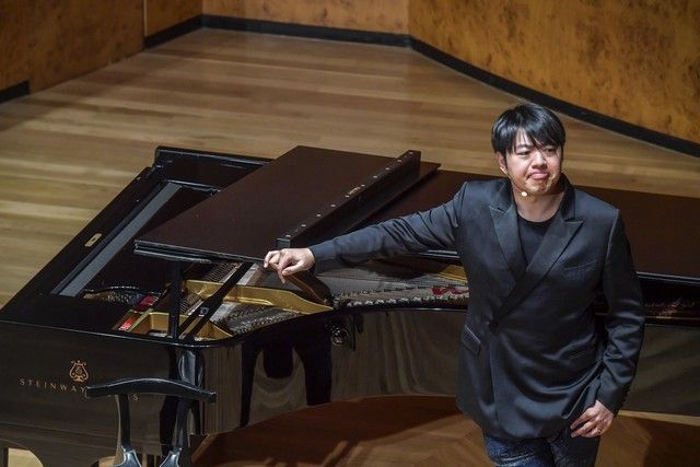 El pianista Lang Lang mantiene un encuentro con estudiantes de música en Gran Canaria