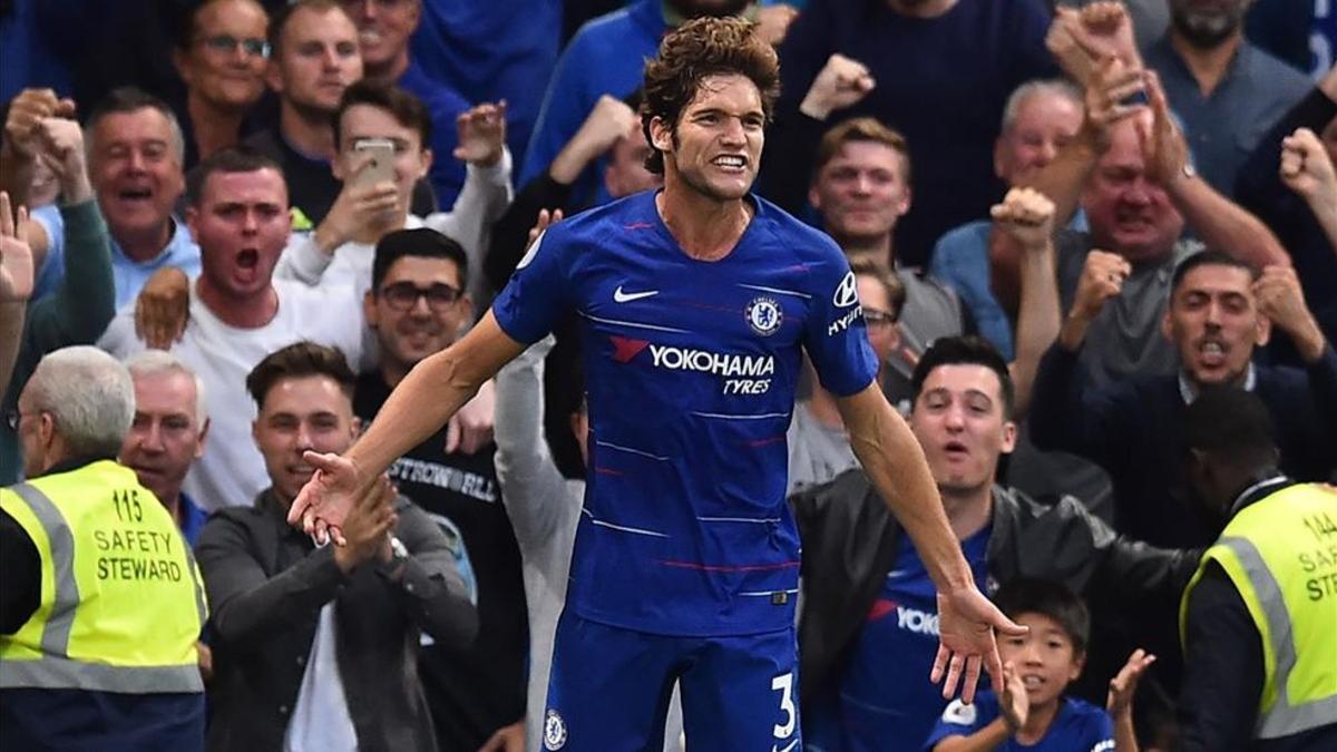 Marcos Alonso celebra su último gol en el derbi londinense ante el Arsenal