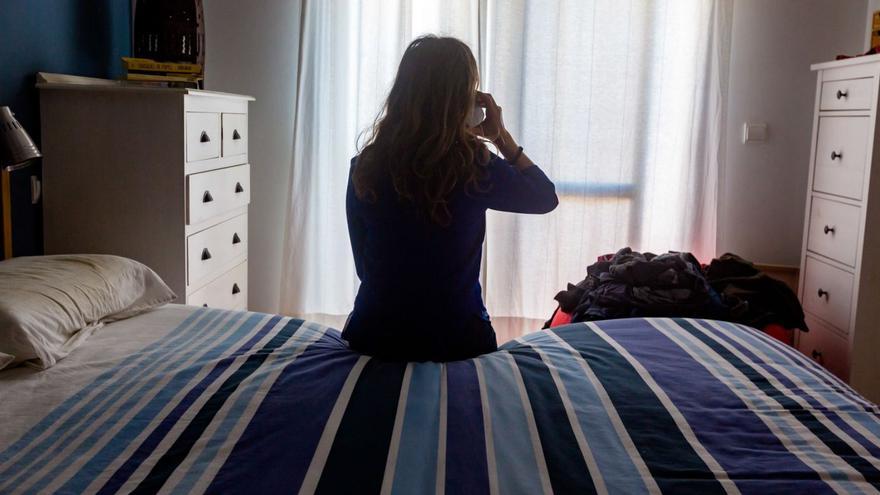 Una mujer pide ayuda por teléfono en el Teléfono de la Esperanza. | EL PERIÓDICO