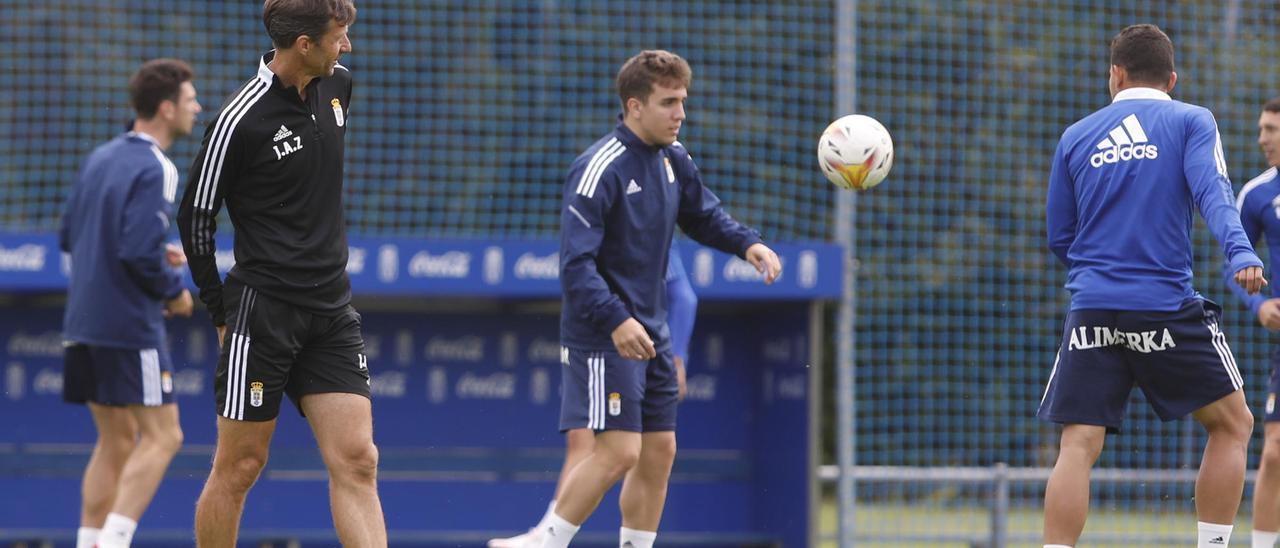 Ziganda observa a Joni Montiel durante un entrenamiento en El Requexón