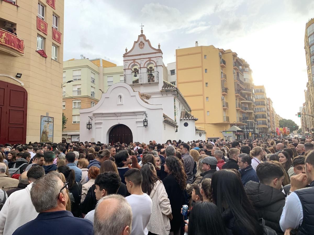 Ambiente en la puerta de la casa hermandad de Zamarrilla